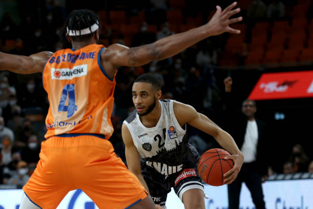 在当今国际 在当今国际